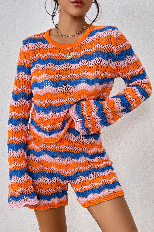 Set aus gestreiftem Pullover und Strickshorts