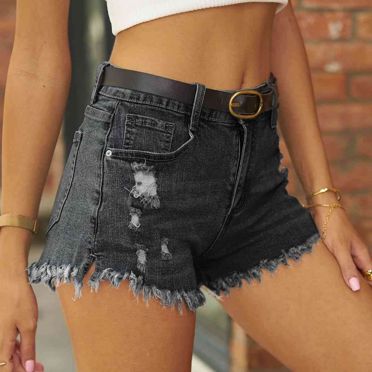 Distressed-Jeansshorts mit unversäubertem Saum