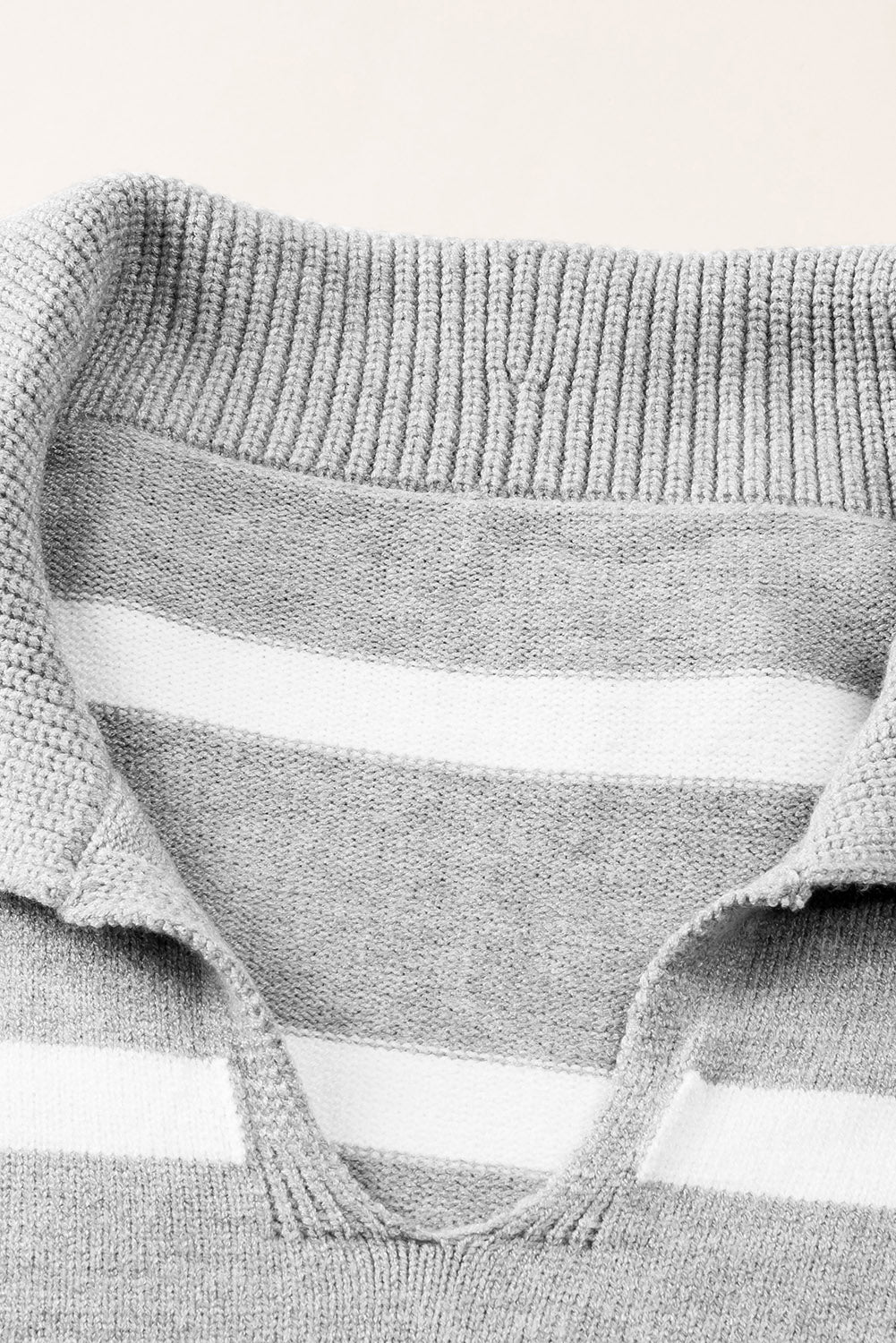 Pullover mit Streifen, Kragen und Schlitz