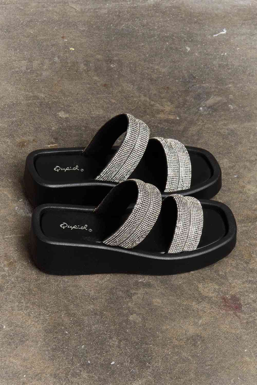 Qupid – Bright Mind – Plateau-Sandalen mit Keilabsatz und Strasssteinen