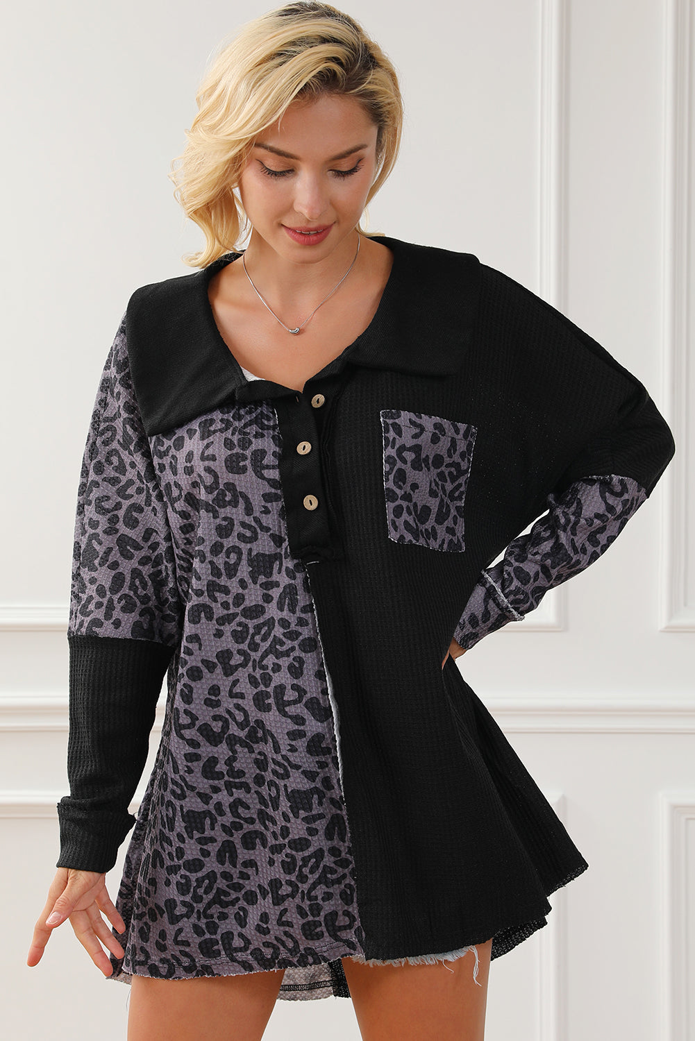 Bluse mit Leoparden-Kragen und halbhohem Knopf