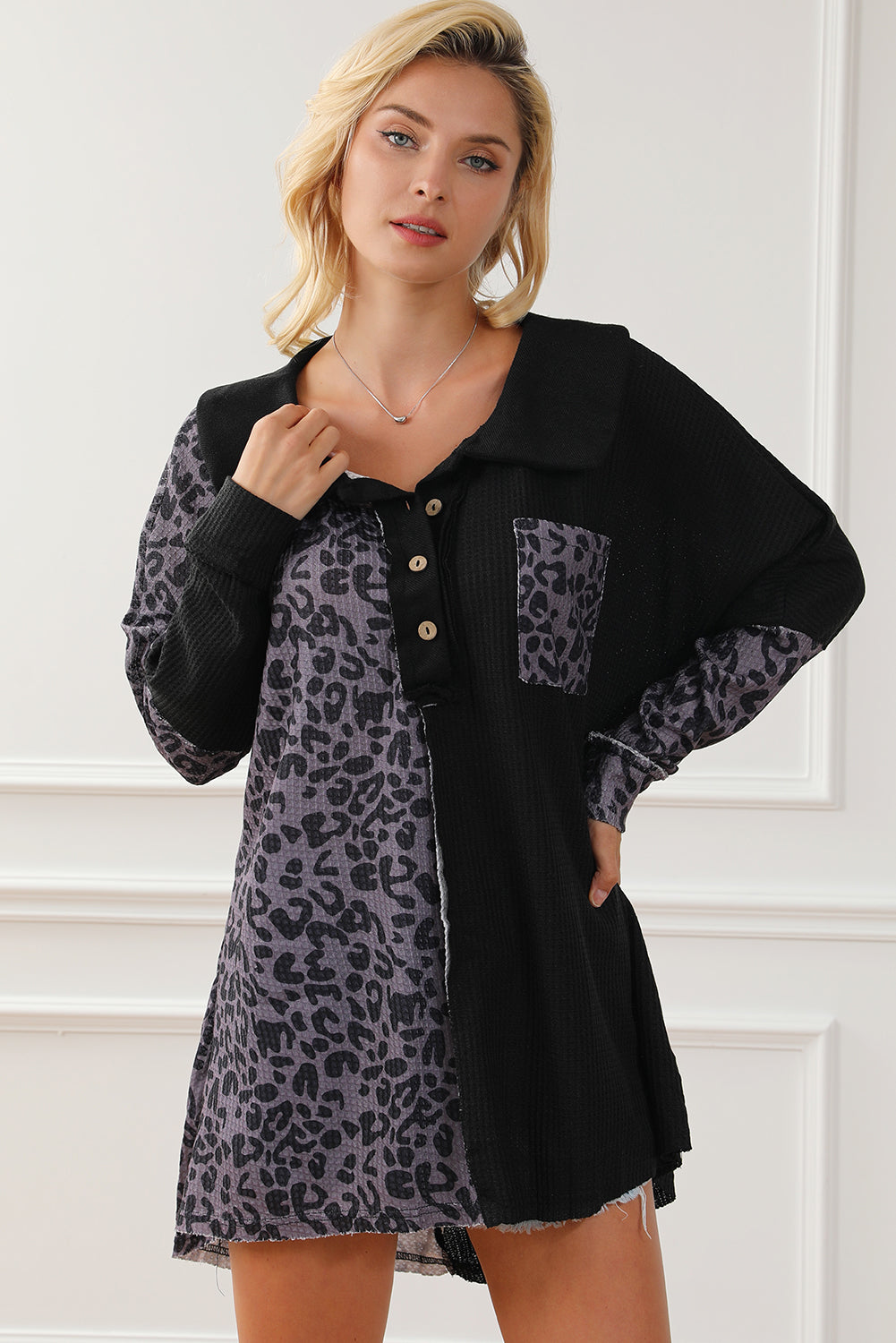 Bluse mit Leoparden-Kragen und halbhohem Knopf