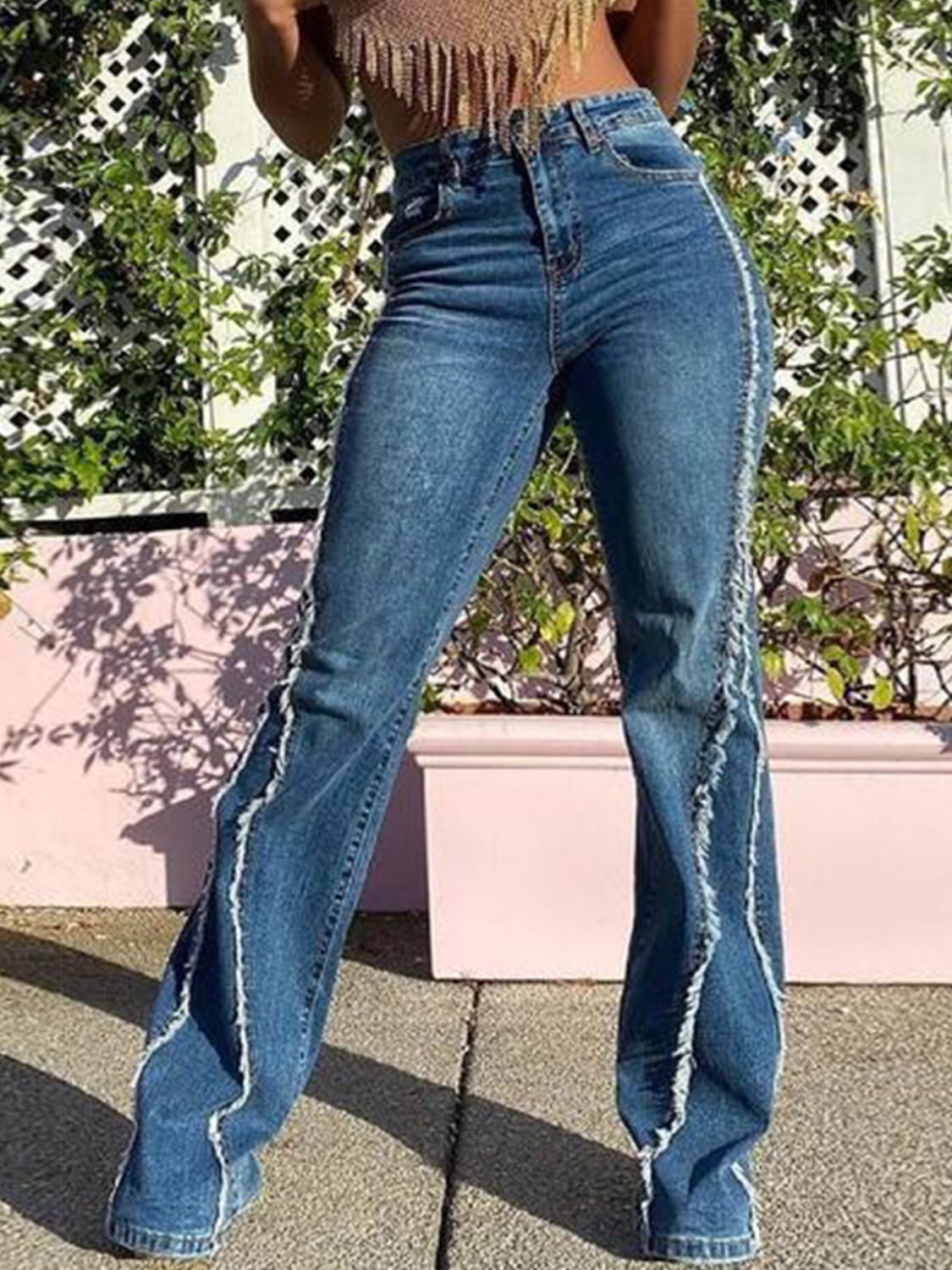 Jeans mit hohem Bund und offenem Saum