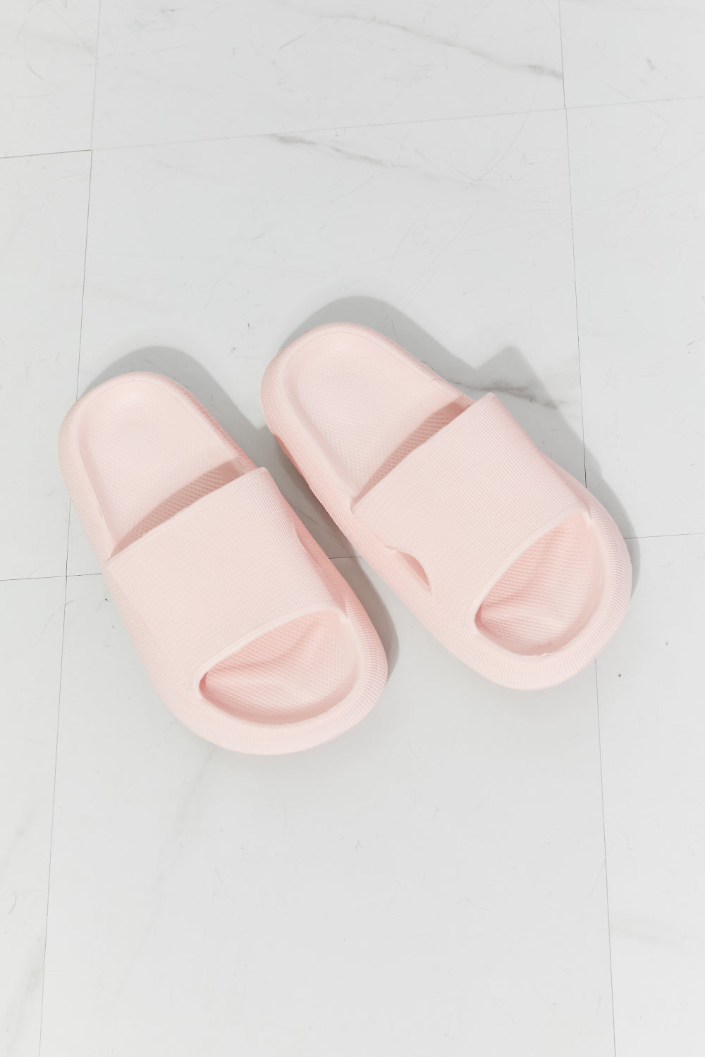 Chanclas con puntera abierta en rosa Arms Around Me de MMShoes