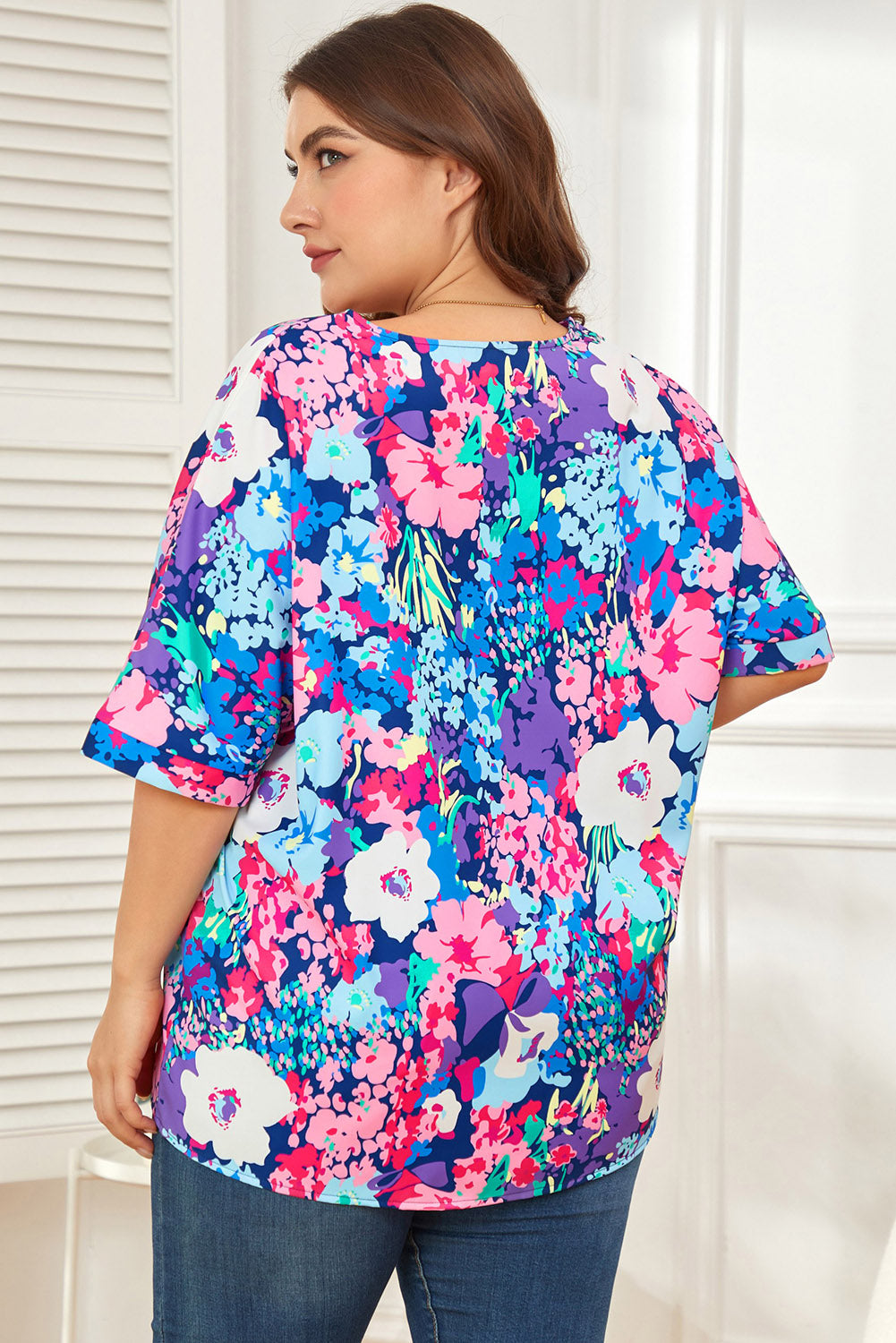 Bluse mit V-Ausschnitt und Blumenmuster in der Mittelnaht