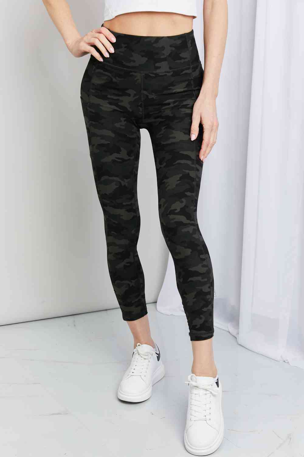 Leggings Depot - Leggings in voller Größe mit Camouflage-Muster und breitem Bund und Taschen