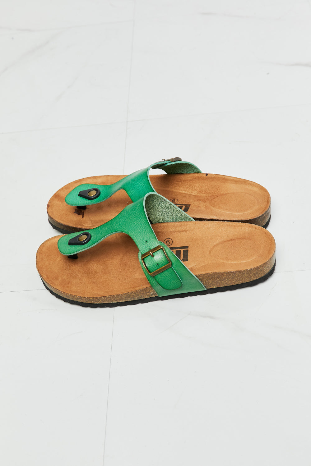 Chanclas con tira en T en verde Drift Away de MMShoes