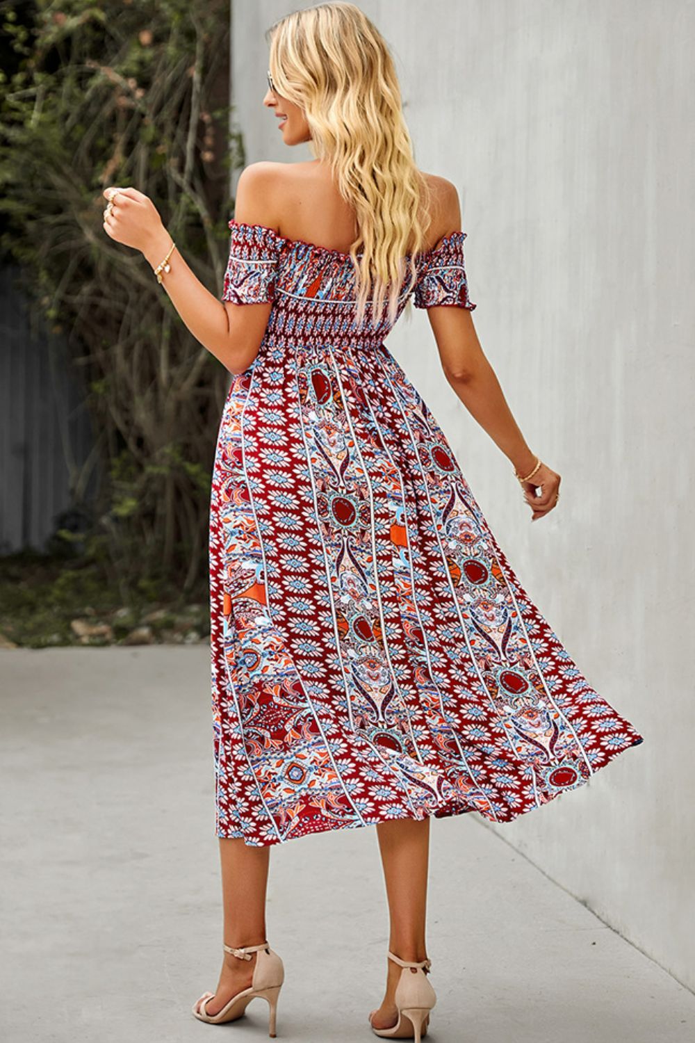 Bohemian-Kleid mit schulterfreiem Schlitz und Rüschenbesatz