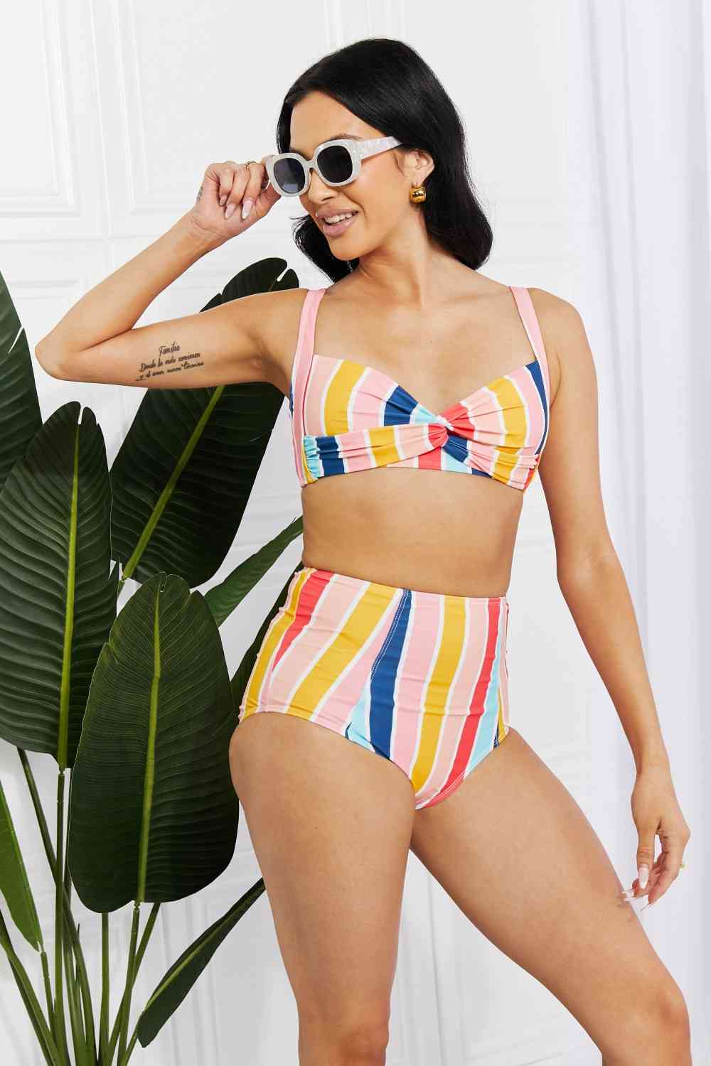 Marina West Swim – Take A Dip Twist – Hochgeschnittener Bikini mit Streifen