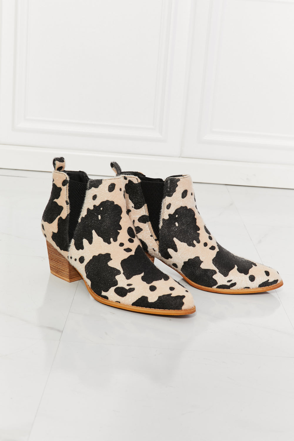 MMShoes – Back At It – Stiefelette mit spitzer Zehenpartie und beigefarbenem Kuhfell-Print