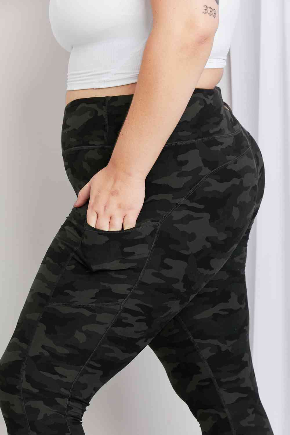 Leggings Depot - Leggings in voller Größe mit Camouflage-Muster und breitem Bund und Taschen