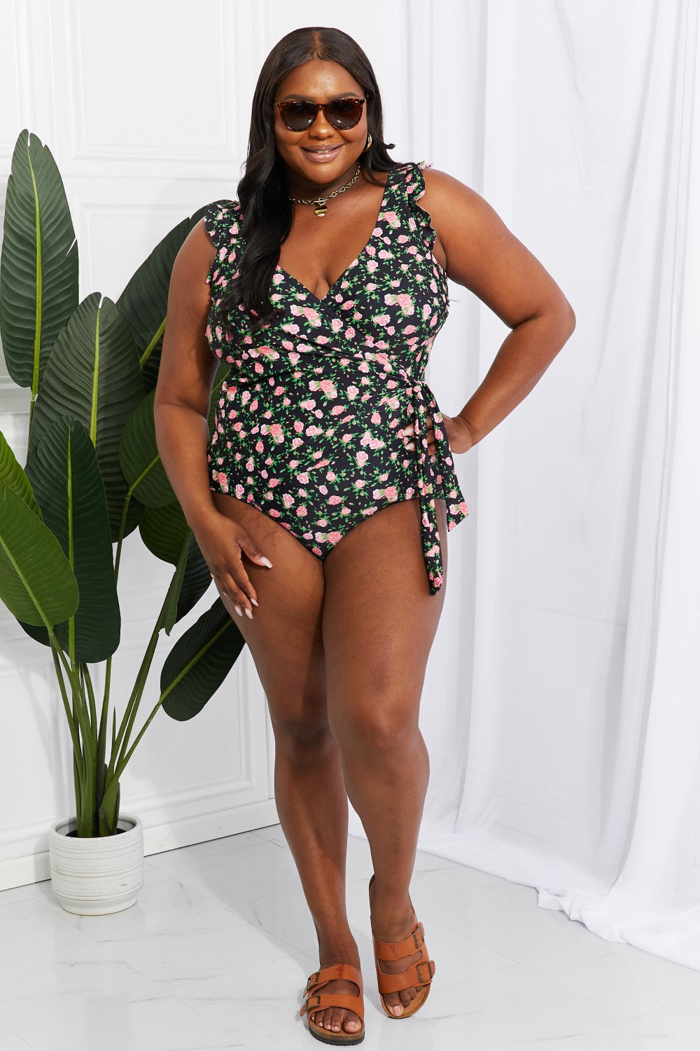 Marina West Swim – Float On – Einteiler mit Rüschen-Imitat-Wickeldesign und Blumenmuster in voller Größe