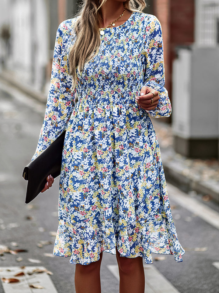 Bedrucktes, gesmoktes Kleid mit Rundhalsausschnitt und langen Ärmeln