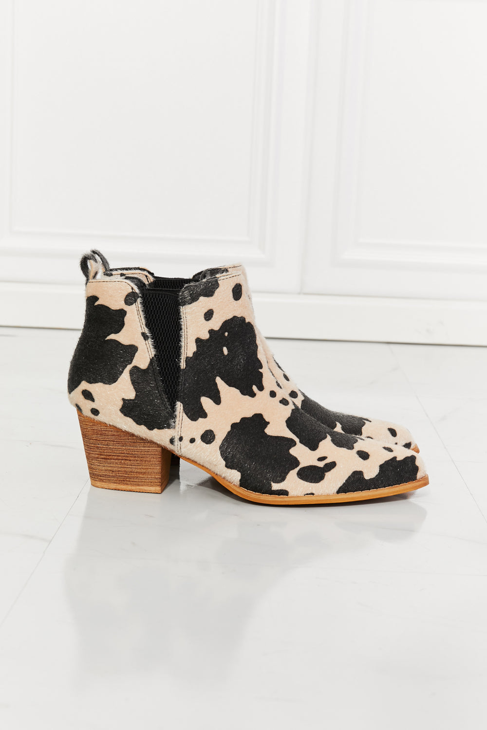 MMShoes – Back At It – Stiefelette mit spitzer Zehenpartie und beigefarbenem Kuhfell-Print