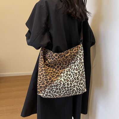 Bolso de hombro con correa ajustable en contraste de leopardo