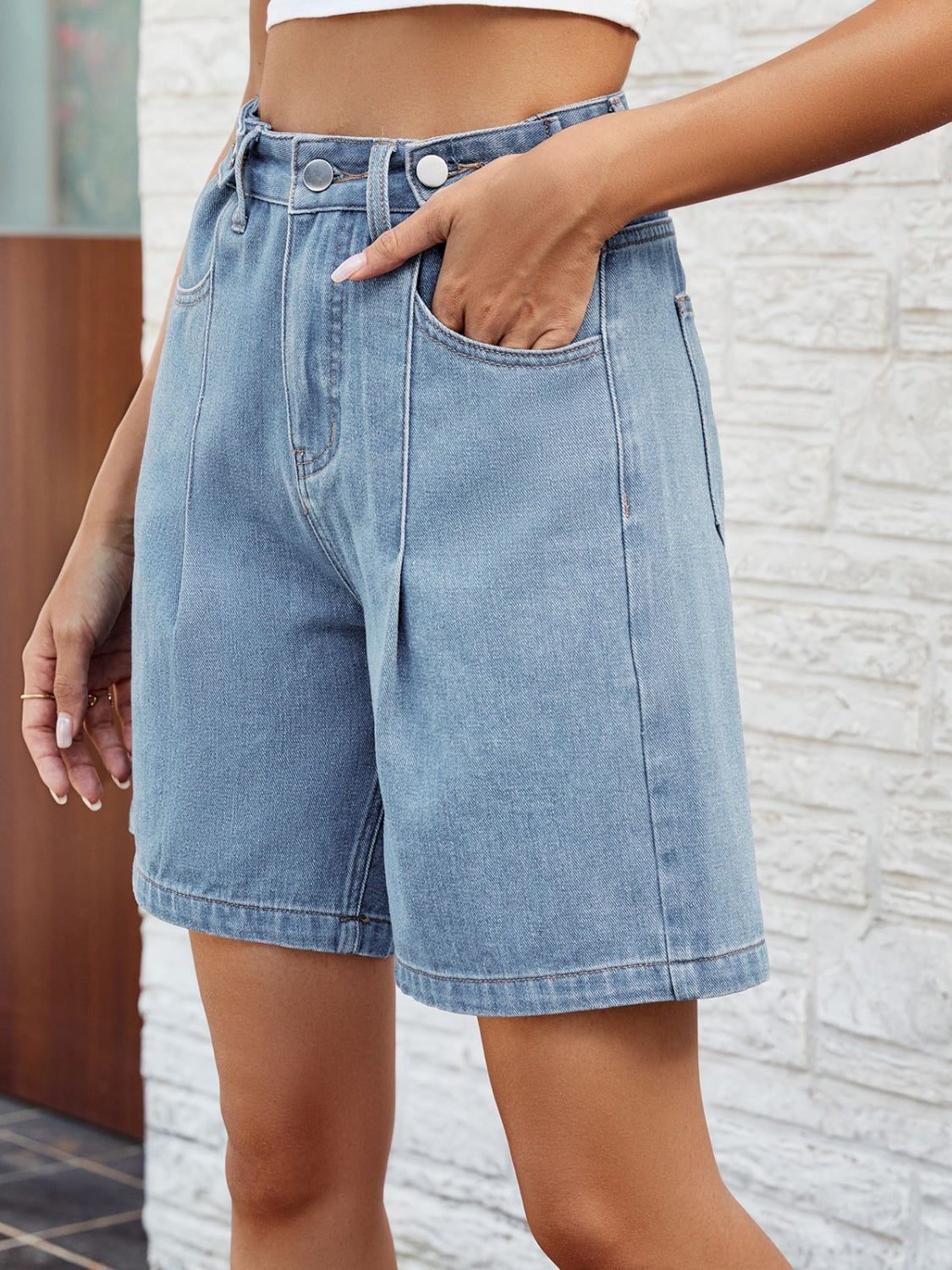 Jeansshorts mit hoher Taille und Taschen