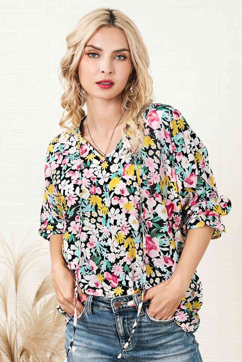 Bluse mit Blumenmuster und Schleife am Kragen