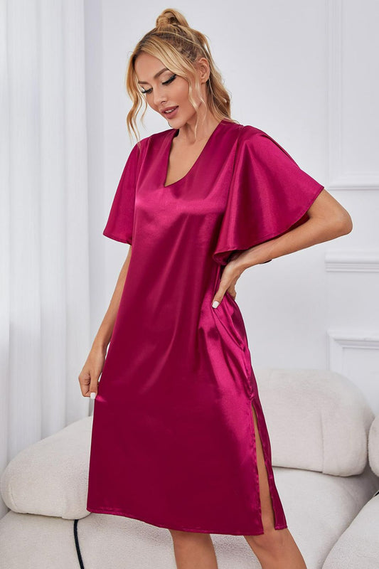 Nachtkleid aus Satin mit Flatterärmeln, Seitenschlitz und V-Ausschnitt