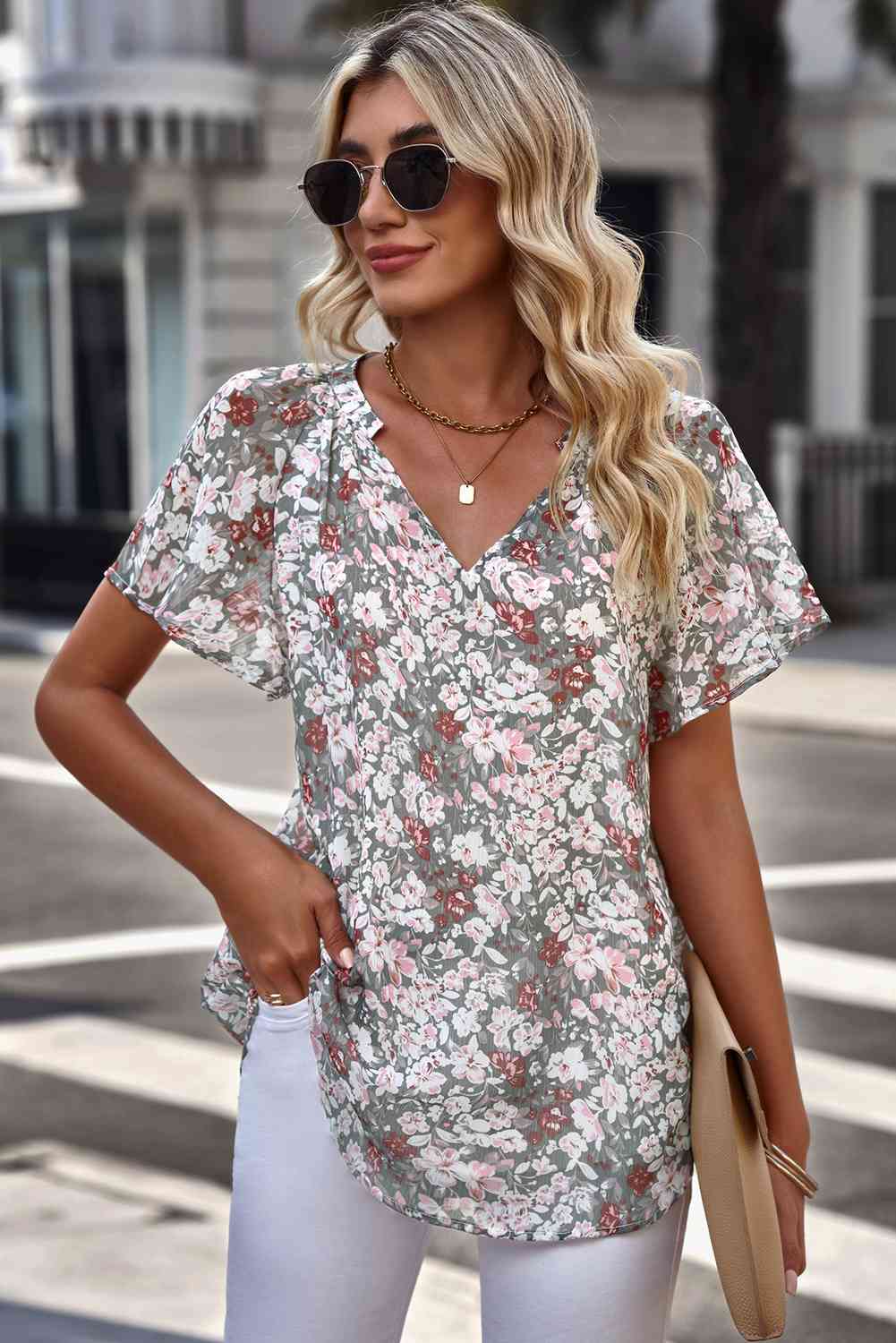 Bluse mit Blumenmuster, Reverskragen und Flatterärmeln