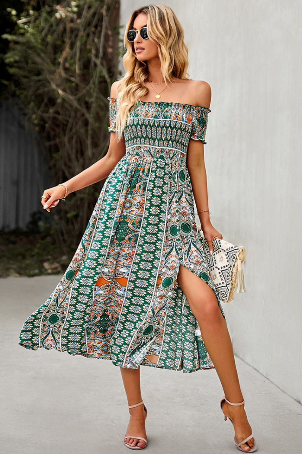 Bohemian-Kleid mit schulterfreiem Schlitz und Rüschenbesatz