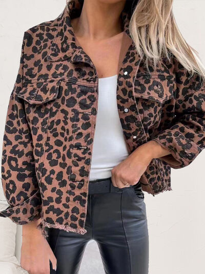 Jeansjacke mit Leopardenmuster, offenem Saum und überschnittenen Schultern