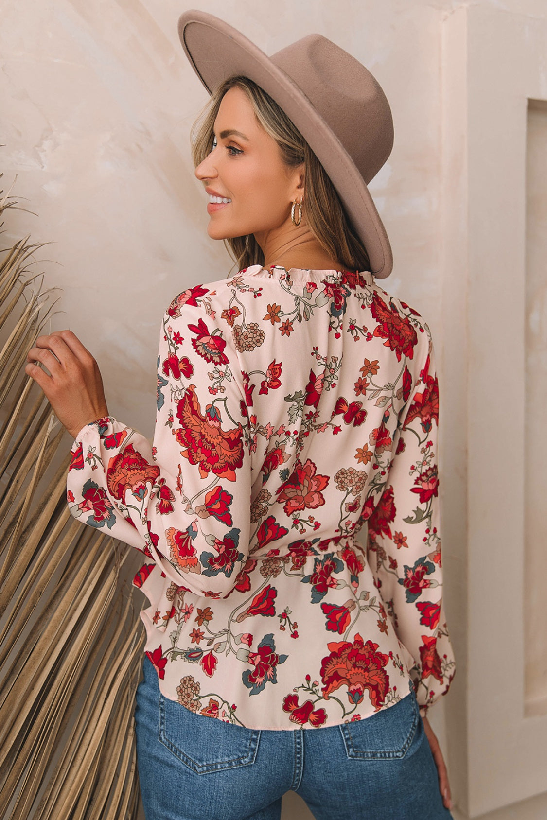 Bluse mit V-Ausschnitt, Kordelzug und Schößchen und Blumenmuster