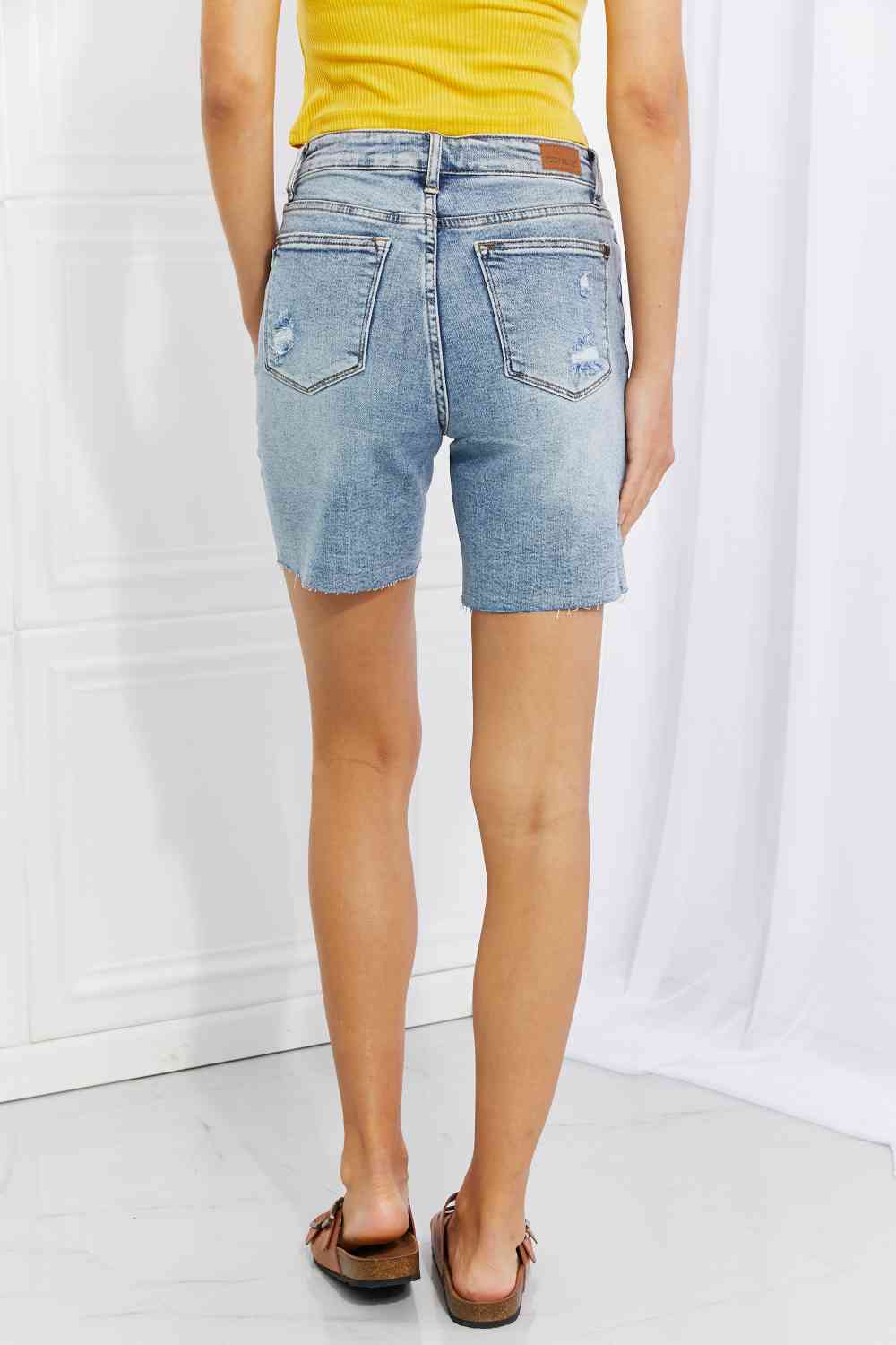 Judy Blue – Hallie – Mittellange Jeansshorts mit Patch