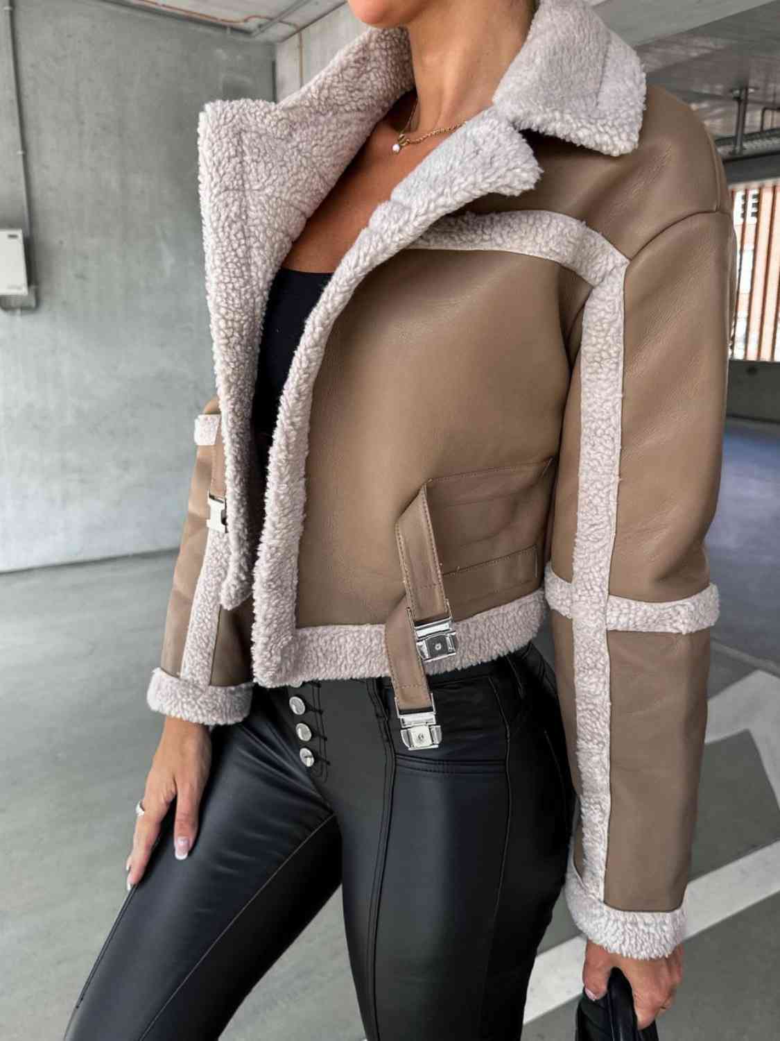 Jacke mit Kragen und Schnallendetail