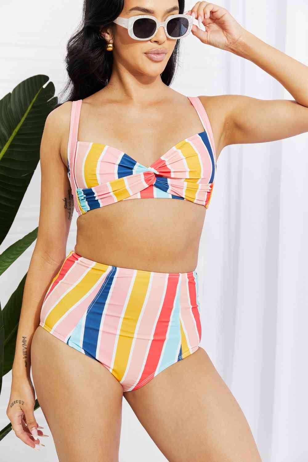 Marina West Swim – Take A Dip Twist – Hochgeschnittener Bikini mit Streifen