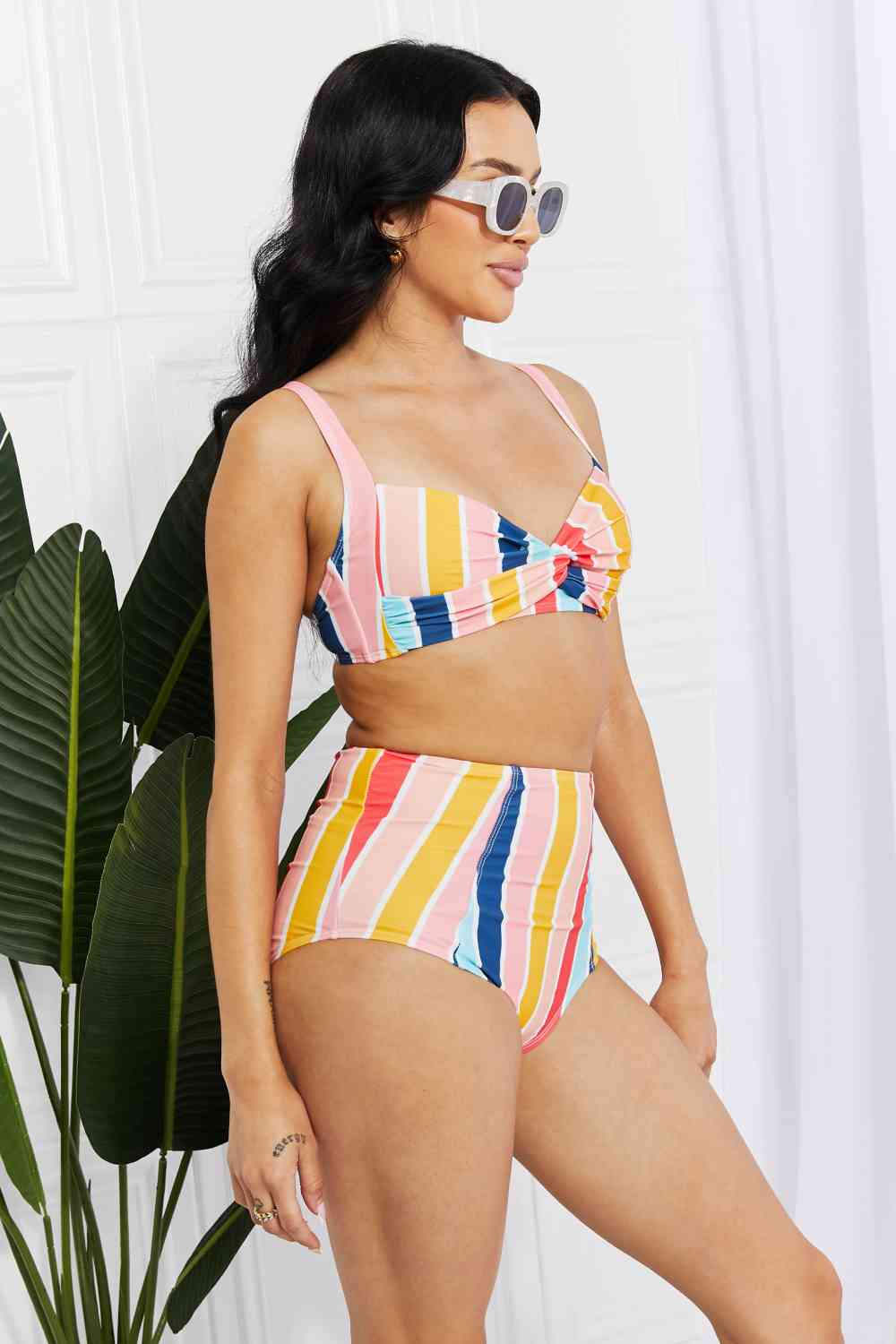 Marina West Swim – Take A Dip Twist – Hochgeschnittener Bikini mit Streifen