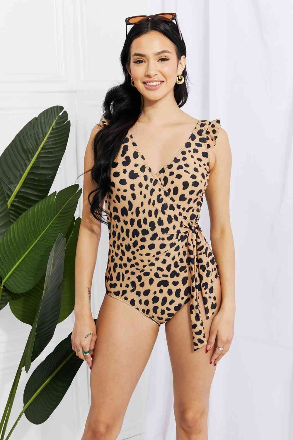 Marina West Swim – Float On – Einteiler mit Rüschen-Imitat-Wickeldesign und Leopardenmuster in voller Größe