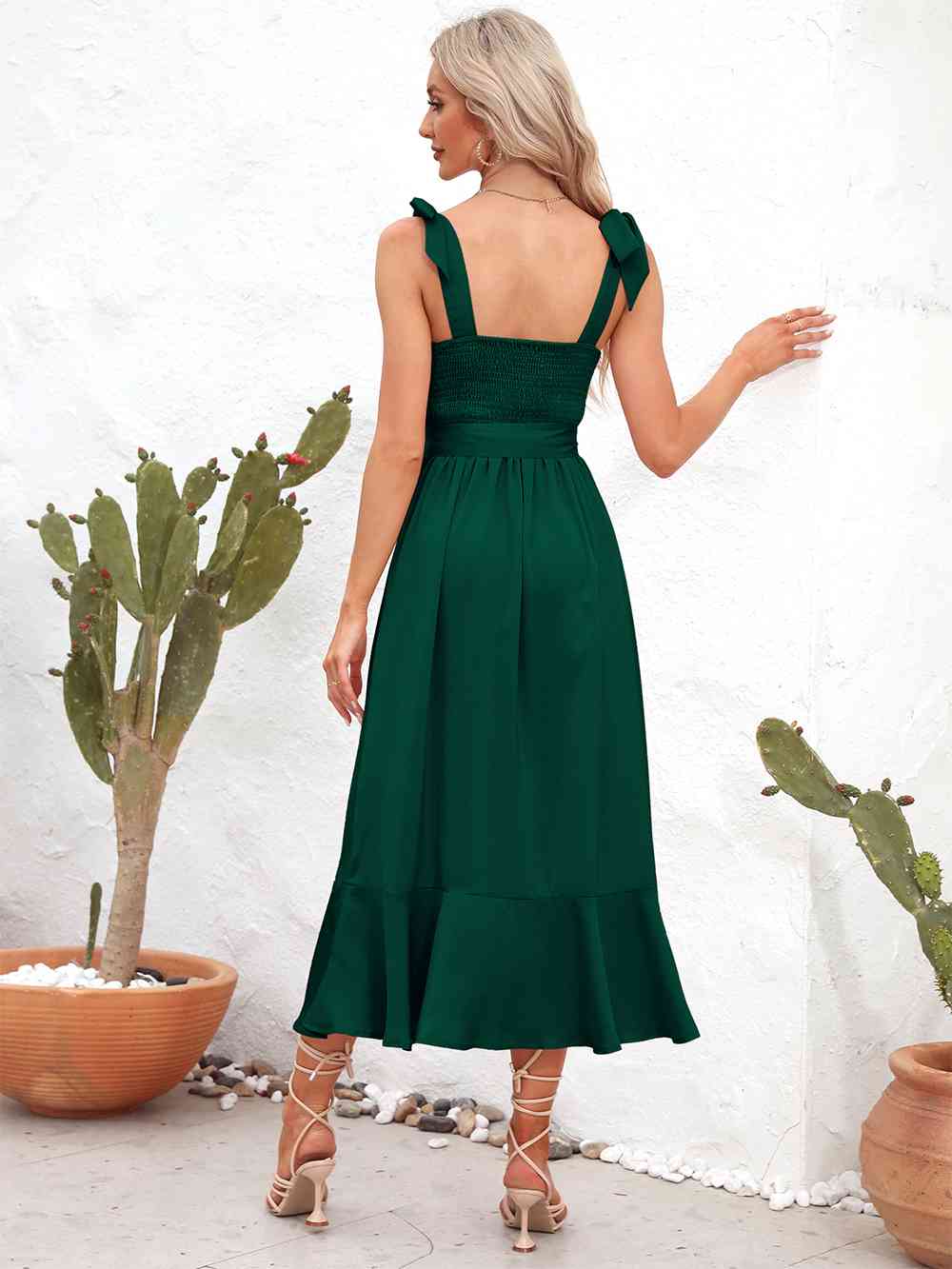 Vestido midi con tirantes y cuello cuadrado