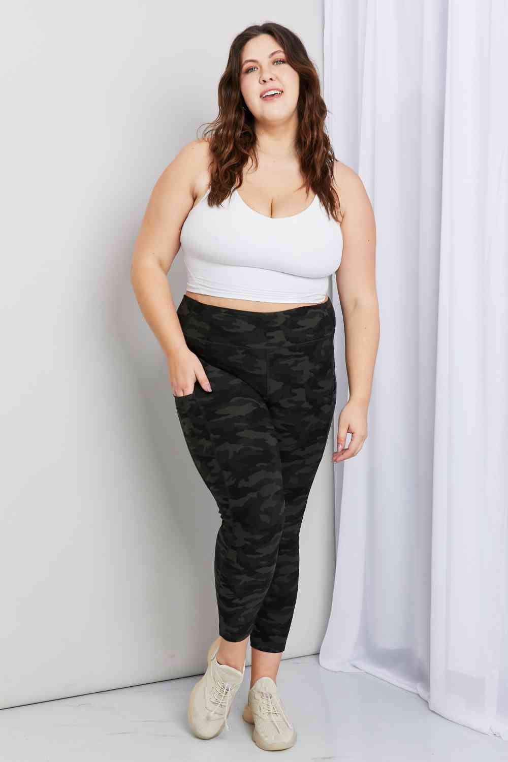 Leggings Depot - Leggings in voller Größe mit Camouflage-Muster und breitem Bund und Taschen