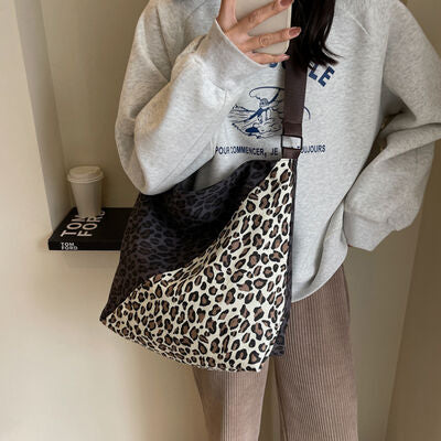 Bolso de hombro con correa ajustable en contraste de leopardo