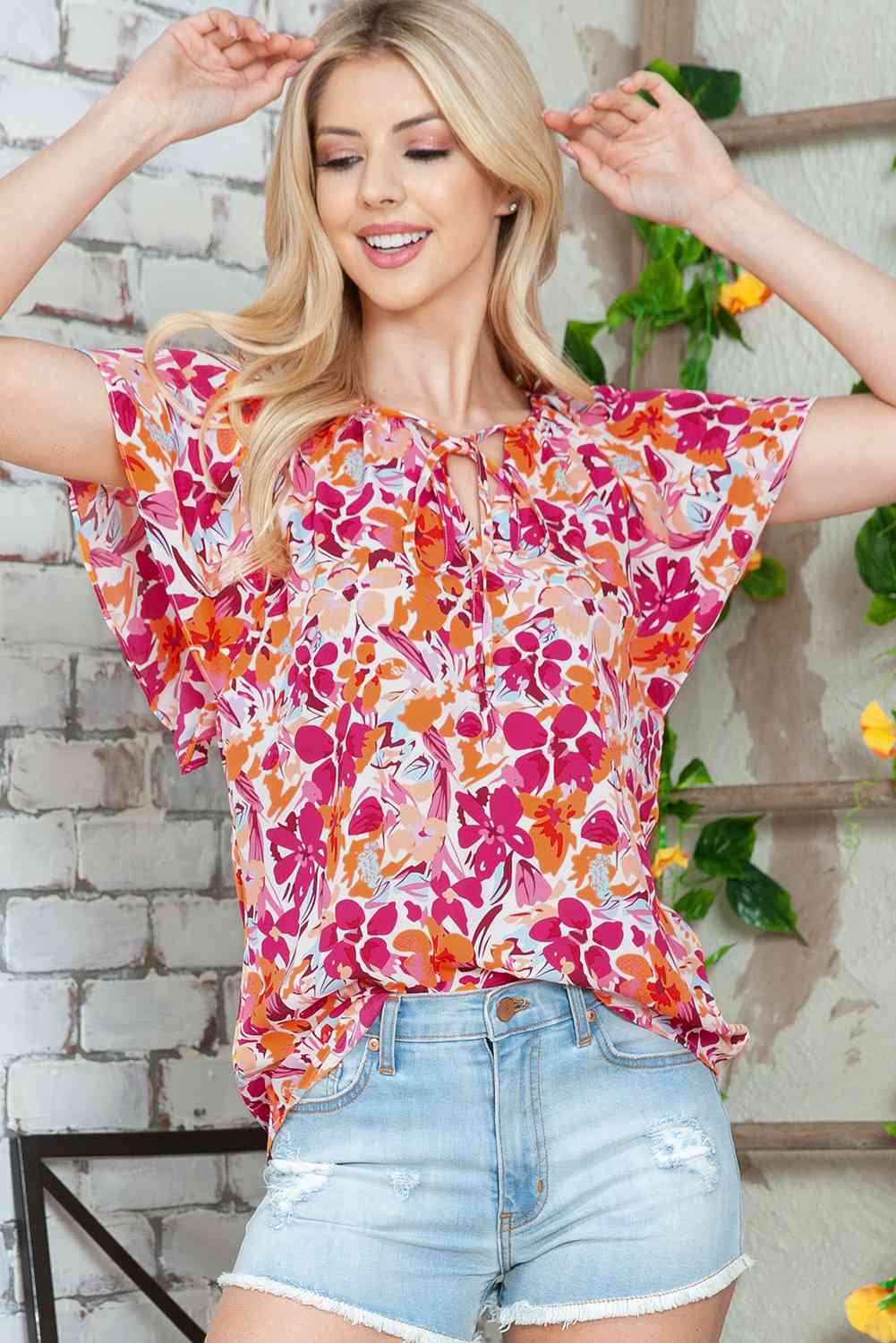 Bluse mit Blumenmuster, Bindeband am Kragen und Flatterärmeln