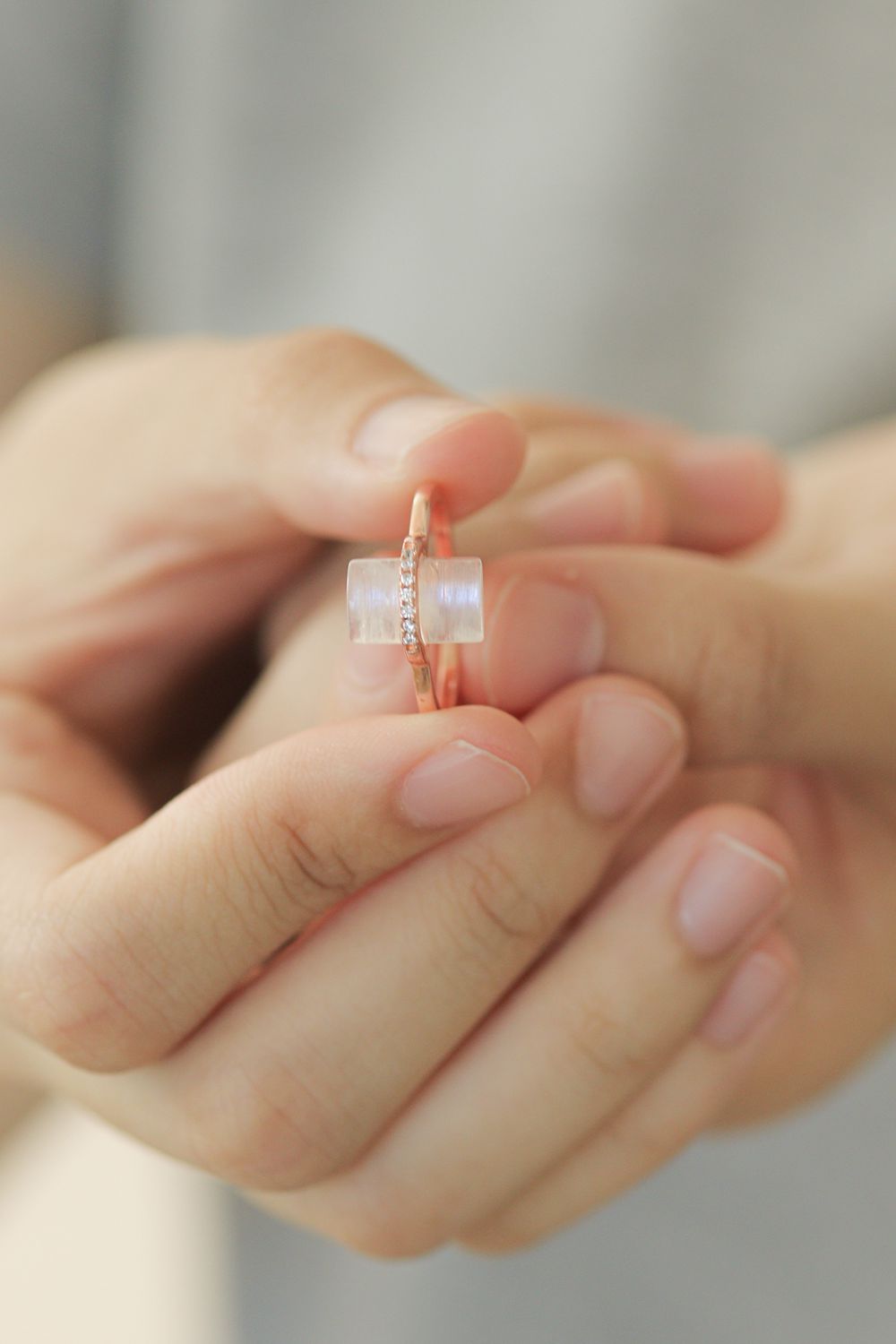 Platinierter Ring mit natürlichem Mondstein