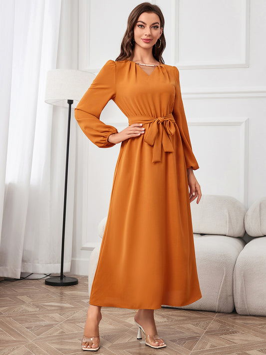 Maxikleid mit Taillenschnürung und Puffärmeln