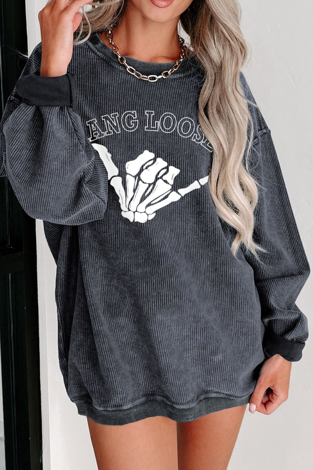 Sweatshirt mit Skeletthand-Grafik