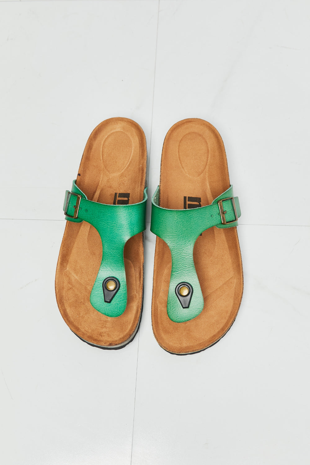 Chanclas con tira en T en verde Drift Away de MMShoes