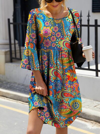 Vestido de manga tres cuartos con cuello redondo y estampado de cachemira