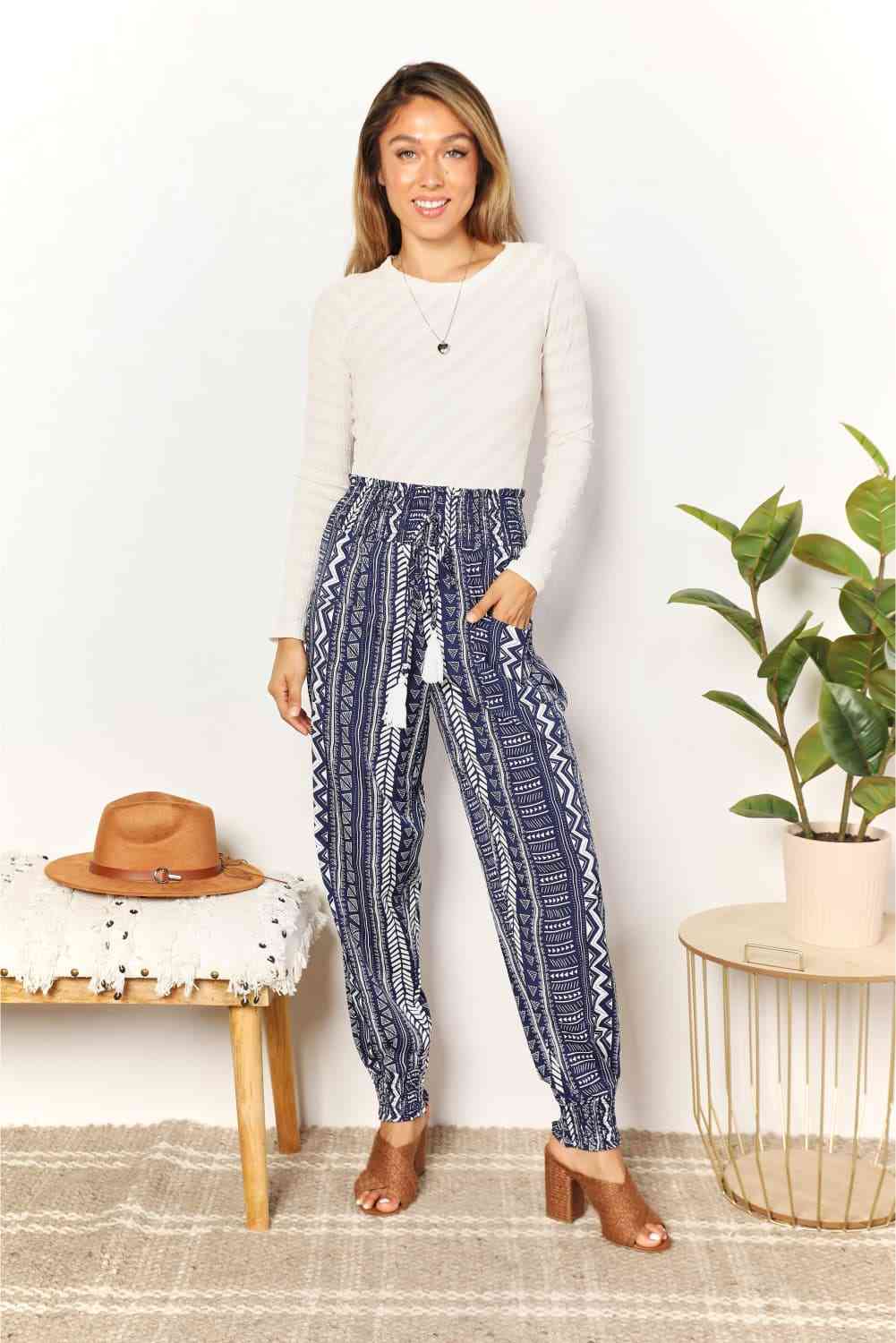 Double Take – Hochgeschnittene Hose mit geometrischem Print und Quasten