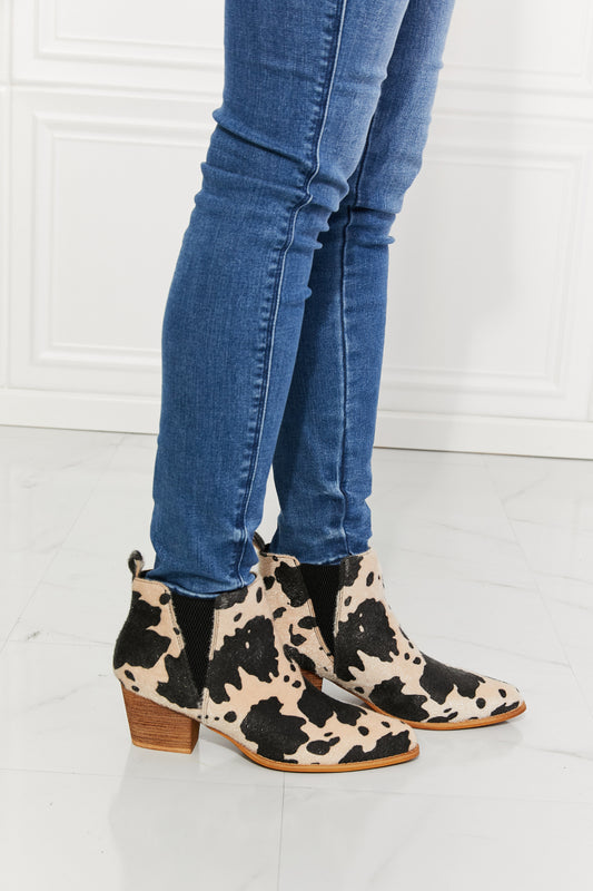 MMShoes – Back At It – Stiefelette mit spitzer Zehenpartie und beigefarbenem Kuhfell-Print