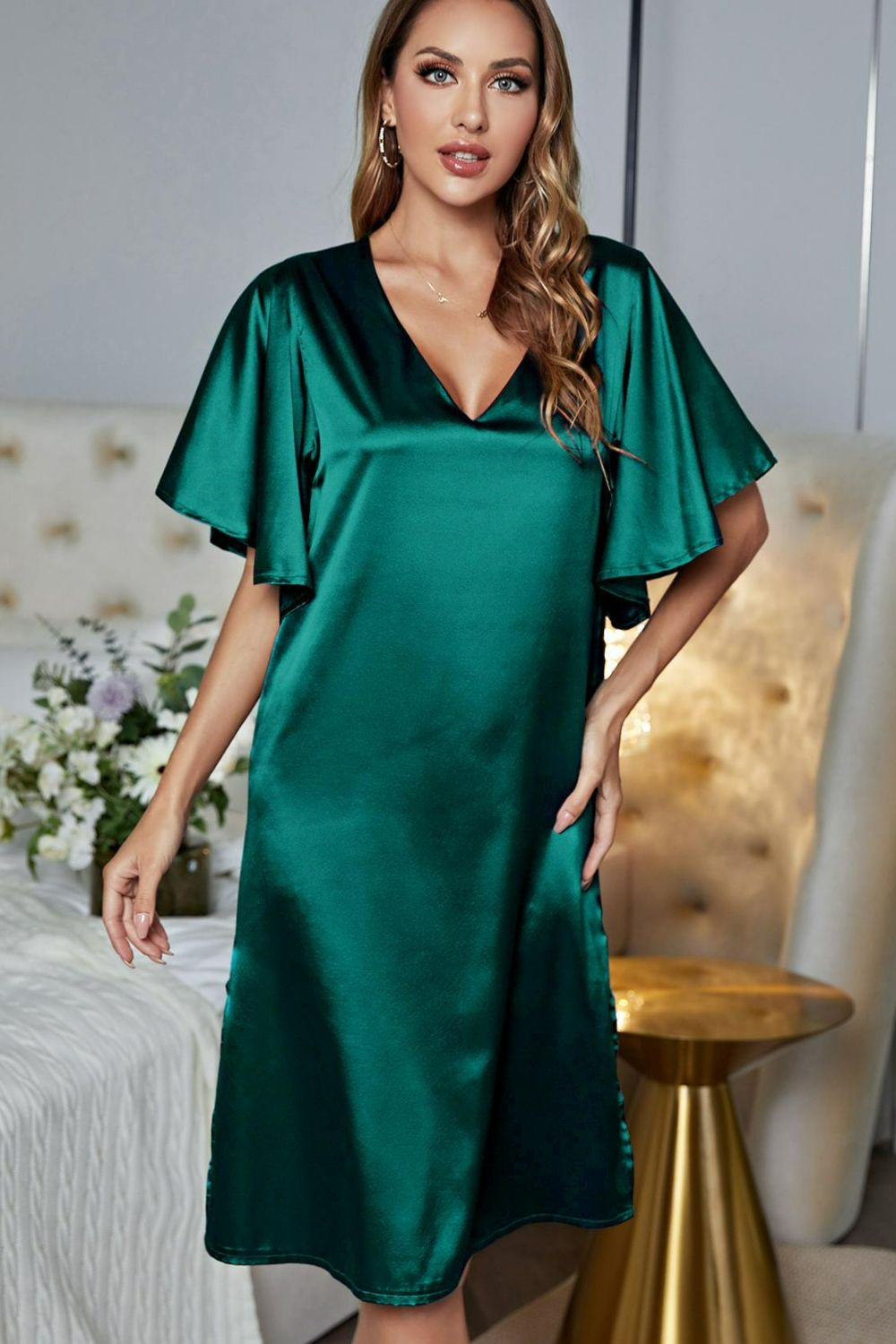 Nachtkleid aus Satin mit Flatterärmeln, Seitenschlitz und V-Ausschnitt