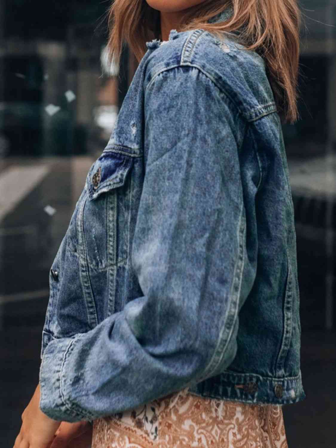 Distressed-Jeansjacke mit Knopfleiste und Kragen