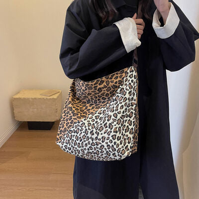 Bolso de hombro con correa ajustable en contraste de leopardo