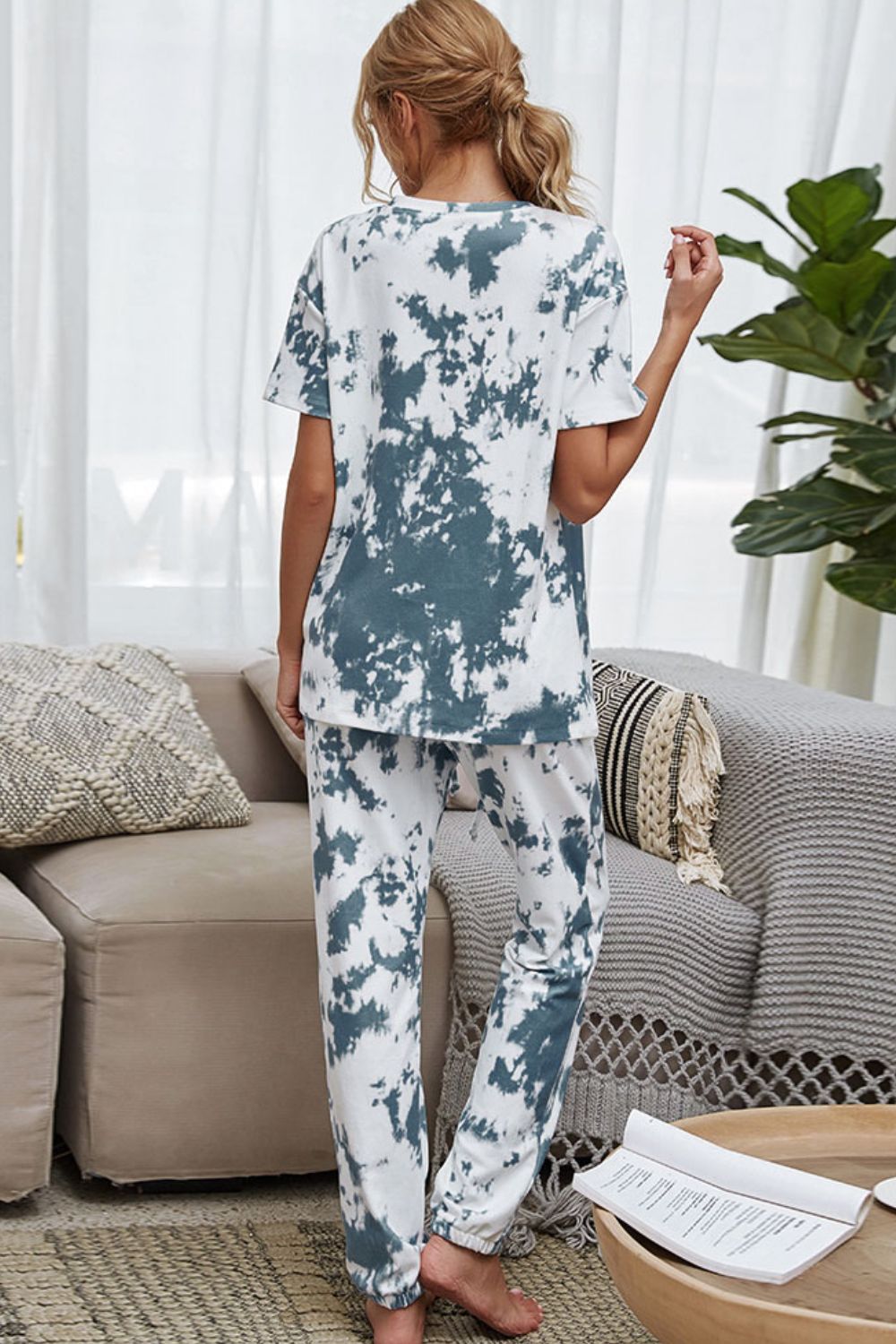 Lounge-Set aus T-Shirt mit Batikmuster und Jogginghose mit Kordelzug in der Taille