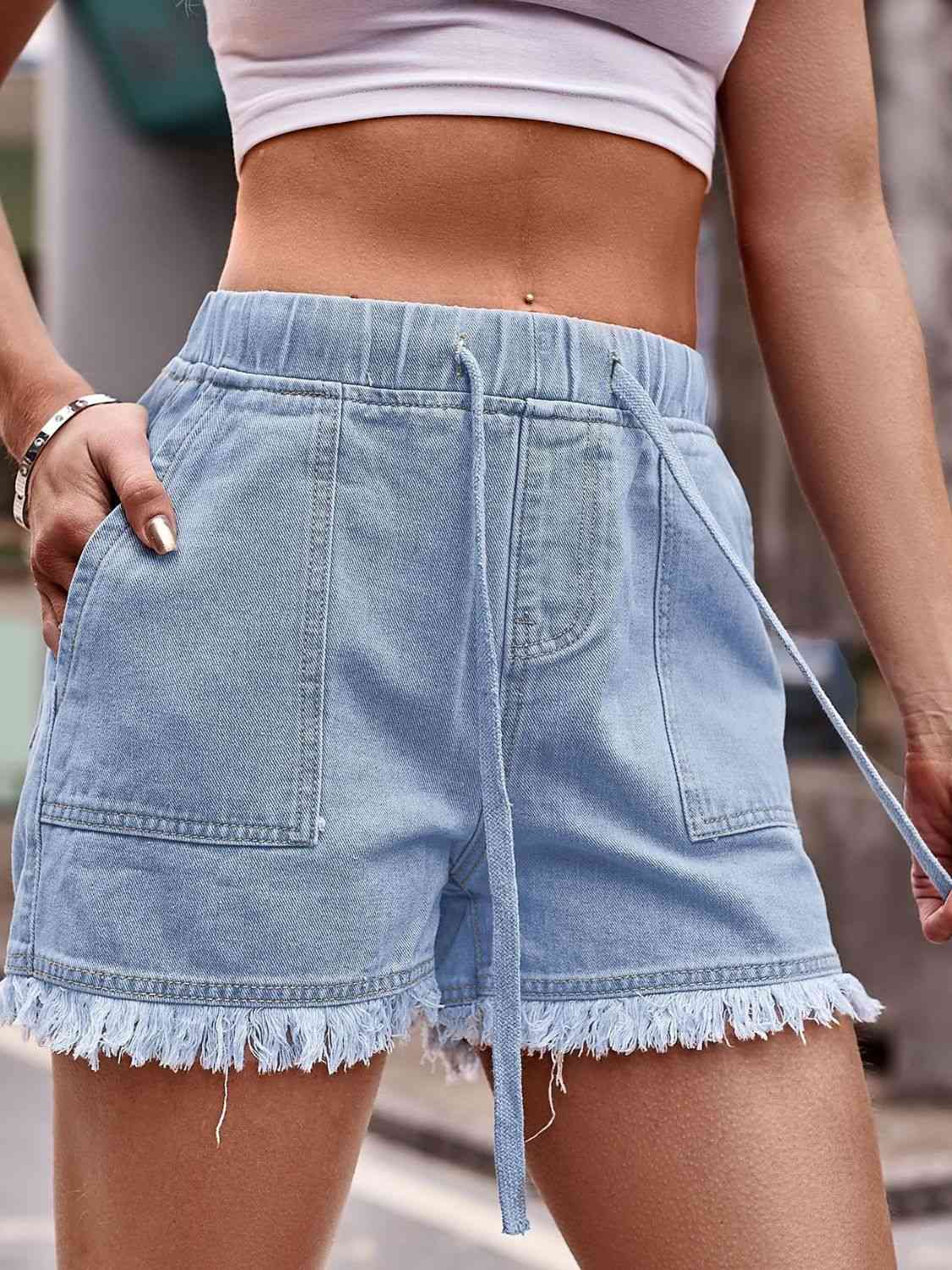 Jeansshorts mit Kordelzug und ungesäumtem Saum