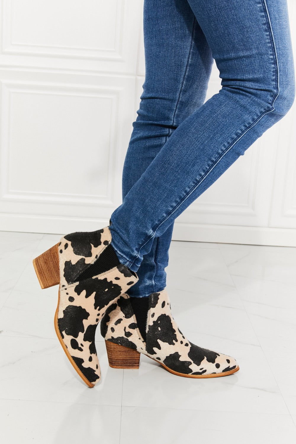 MMShoes – Back At It – Stiefelette mit spitzer Zehenpartie und beigefarbenem Kuhfell-Print