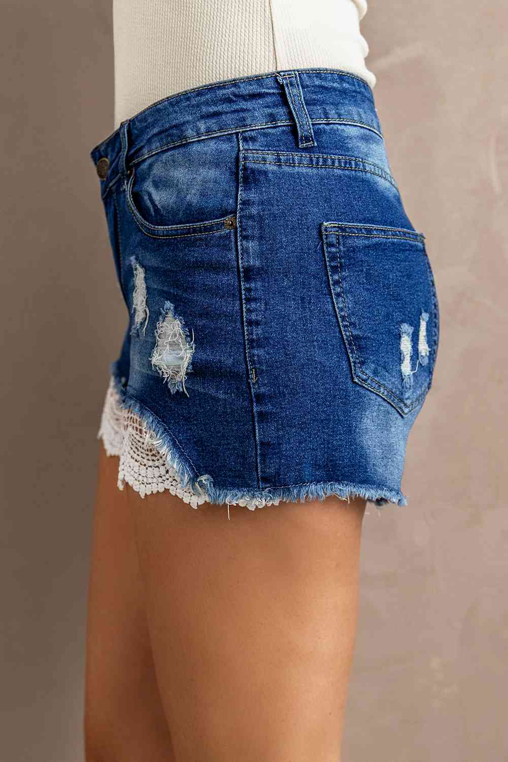 Distressed-Jeansshorts mit gespleißter Spitze