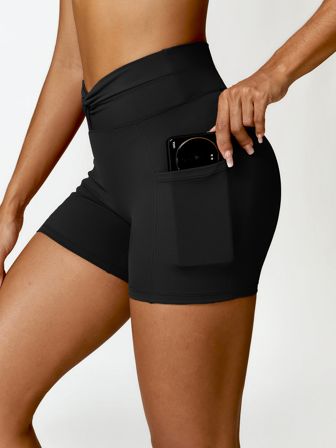 Twisted Active Shorts mit hoher Taille und Taschen